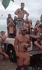 融为一体|搞笑GIF：如今摩托车和这棵树已经融为一体了。