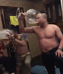 大哥|搞笑GIF：谁在地板上撒油了？