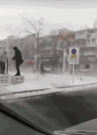 鸡翅|搞笑gif动态图:如果你穿一条破洞裤去幼儿园,这就是你的下场