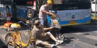 妹子|搞笑GIF：姑娘有什么事冲我来，这头猪真的受不了