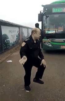 同步|搞笑GIF：这是看到美女了吧，爷俩的动作神同步