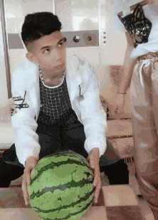 感觉|幽默GIF: 还想抓我,不知道我妈在吗?