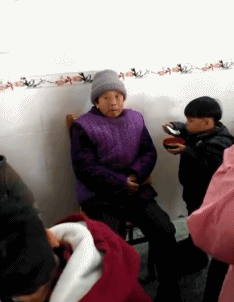 老人|搞笑gif：小姐姐，你看到了什么，这汤你还喝吗