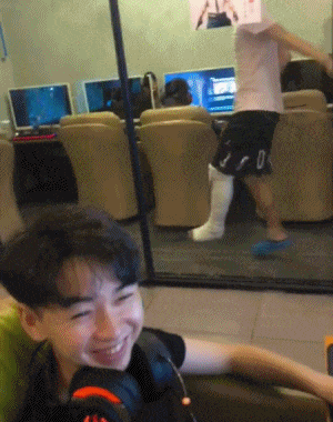 同事|搞笑GIF趣图:哥们,腿断了都阻挡不了你打副本,实在是佩服啊!