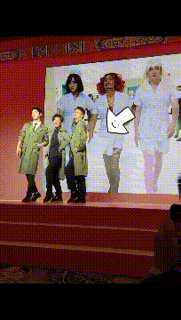 人群|搞笑GIF：只因在人群中多看了你一眼