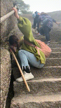 下铺|搞笑GIF：新闻上经常有人被男扮女装的骗，看到这里我信了