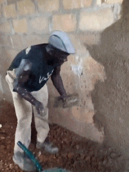 费工|搞笑GIF趣图: 大家都别叫他,让他安静的看会手机!