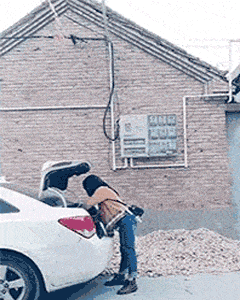 妹子|搞笑GIF:而我们的化学老师则可能是……