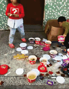 祸害|搞笑动态图GIF: 祸害了这么多方便面,幸好不是我的娃。