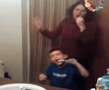 妹子|搞笑GIF趣图：大哥，你这有点太坏了，真是给妹子吓到了