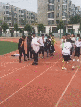 招架不住|搞笑GIF:你们说这车有多猛啊。