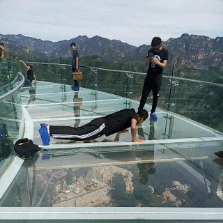 恐怖|搞笑动态图Gif: 这弹跳力实在是太恐怖了。