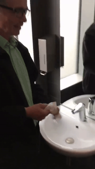 隐身术|搞笑GIF：最强隐身术，看了几遍还找不出破绽！