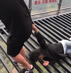 大舅|搞笑gif：你们这牌那弄的，咋这么大