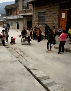 乐呵|搞笑GIF：今天公交上遇到的网红小姐姐！