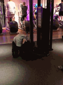 融为一体|搞笑GIF：如今摩托车和这棵树已经融为一体了。