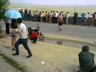 力气活|搞笑GIF趣图：伴郎可是一个力气活