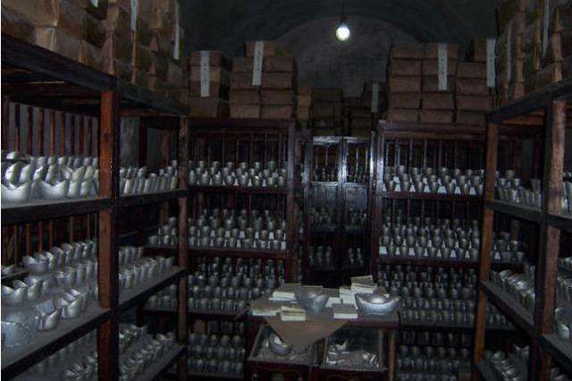 至于银库下面的司库,书役,也是三年一任,任满时,也能捞三四万.