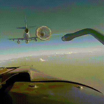 空中|搞笑GIF：空中加油，原来是这样加的