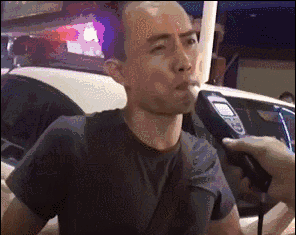 哥们|搞笑GIF：哥们，你能好好做个酒精检测吗？