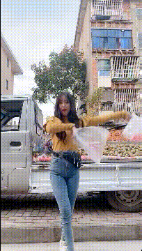 妹子|搞笑GIF趣图:真想娶个妹子,然后靠卖水果度过一生