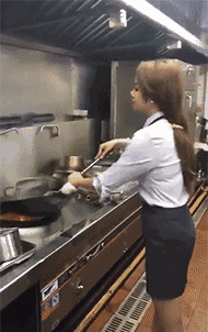 肌肉|搞笑GIF：男子在一旁秀肌肉，姑娘一脸懵圈