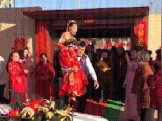 花仙|搞笑GIF趣图:美女，好漂亮的桃花，你是花仙下凡吗？