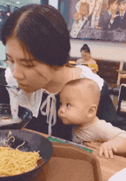 哥们|搞笑GIF: 你看把孩子都馋成啥样了!