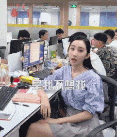 妹子|搞笑GIF：好在妹子机智，这小哥瞬间就不敢偷看了！