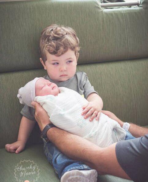 媳妇|小盆友的眼神,把孩子扔给我,你们想去干嘛