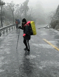 妹子|搞笑GIF：看的我都疼