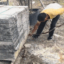 妹子|搞笑GIF动图：大爷，你悠着点，拍照就拍照别把妹子吓倒了！