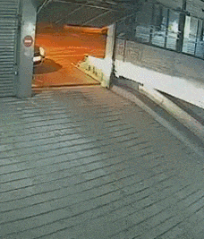 老婆|搞笑gif趣图：大哥，你要是真有钱，这车就不要了吧