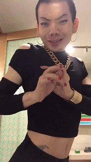 西门|搞笑GIF趣图:找个这样的女朋友,以后出门横着走!