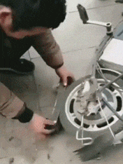 妹子|搞笑gif趣图:来来来,有钱的捧个钱场,没钱的捧个人场咯