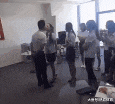 工资|内涵GIF:老板,我宁肯少拿点工资,也要留在公司里上班