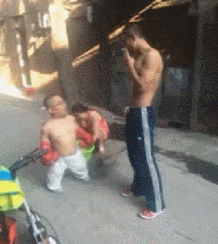 西门|搞笑GIF趣图:找个这样的女朋友,以后出门横着走!