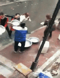 冬天|搞笑gif: 大冬天玩泼水,你们不冷吗!