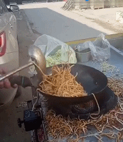 炒面|搞笑GIF：这一份炒面估计得炒两次