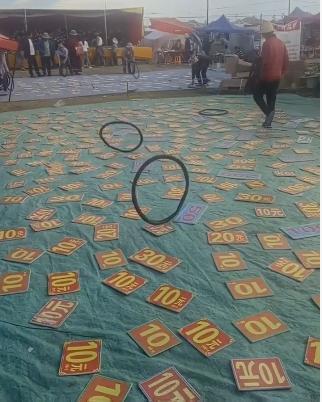 套圈|用自行车胎套圈你见过吗？遍地都是“钱”，圈到都是你的