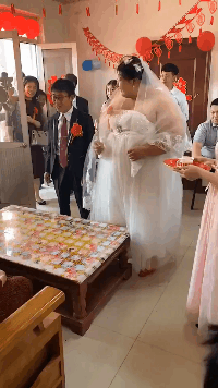 彩礼|搞笑GIF:花同样的彩礼，选了个最大号的，还是兄弟厉害