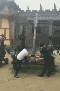 妹子|搞笑GIF:撩妹子也要看路