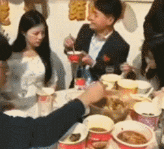 妹子|搞笑GIF:撩妹子也要看路