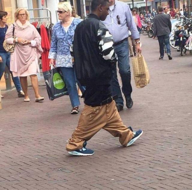 搞笑|搞笑图:小伙子,你是怎么得罪你女朋友了呢