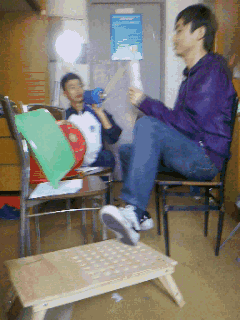 演唱会|搞笑GIF：2B宿舍里的2B演唱会现场