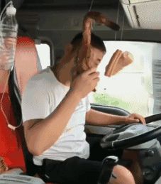 司机|爆笑GIF图：现在的大货司机配置都这么高了吗？