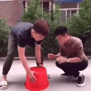 妹子|搞笑GIF动图：大爷，你悠着点，拍照就拍照别把妹子吓倒了！