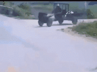 妹子|搞笑GIF：下雨了，下雨了，好大哦