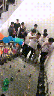 老高|搞笑GIF：姑娘这样出门 回头率老高了