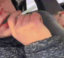 老外|搞笑GIF：老外车内看着悠哉。。车外。。。